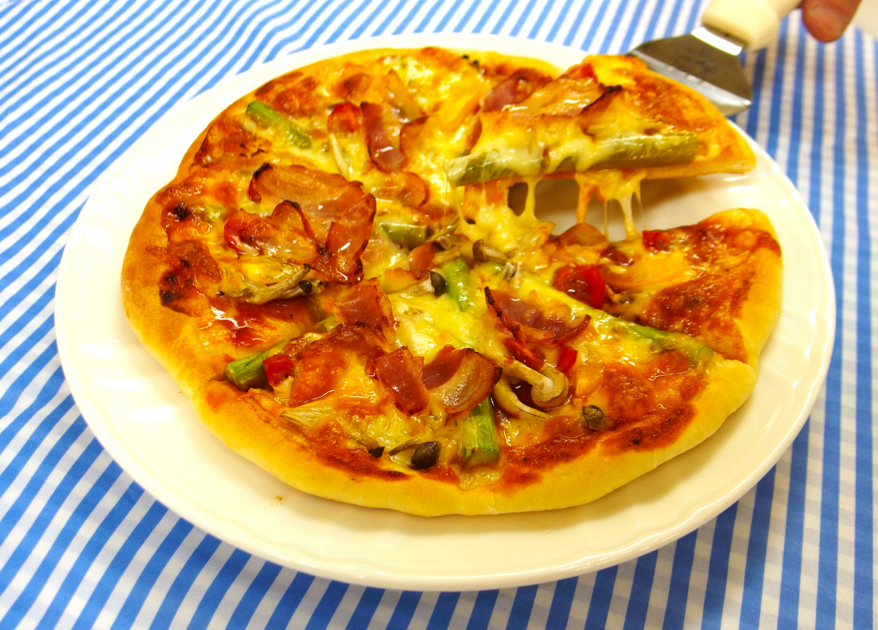 ホームベーカリー ピザ 生地 ホームベーカリーを使った 本格的な美味いピザ(マルガリータ風）の作り方