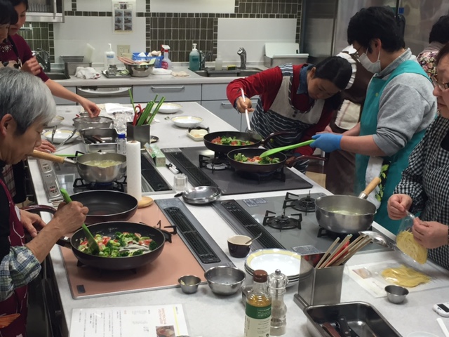 写真④「みなさん手際よくお料理をされていました」