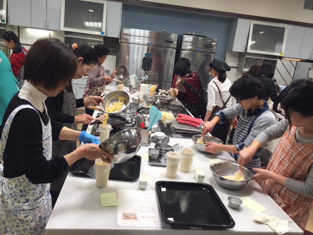 写真③「お料理スタート！まずはレモンケーキから」